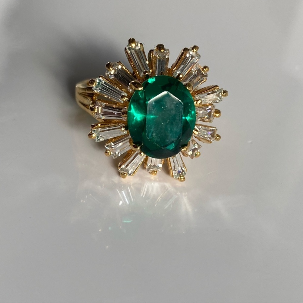 GOLD tone emerald green and clear crystal ring - Picture 5 of 11